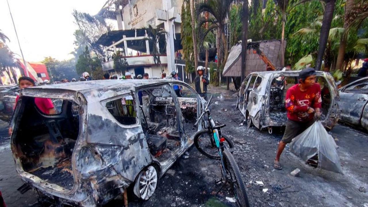 warga jarah barang dari gedung dprd makassar dibakar