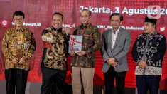 Anggota I Badan Pemeriksa Keuangan (BPK) Nyoman Adhi Suryadnyana (kedua kiri) menyerahkan Laporan Hasil Pemeriksaan BPK Atas Laporan Keuangan KPU Tahun 2022 kepada Ketua Komisi Pemilihan Umum (KPU) Hasyim Asy'ari (tengah) di Gedung KPU, Jakarta, Kamis (3/8/2023). (Liputan6.com/Faizal Fanani)