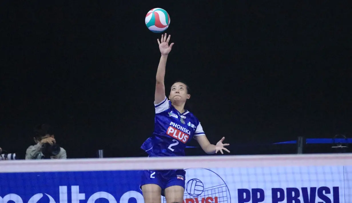 Pebola voli putri Petrokimia Gresik, Ajeng Nur Cahaya melakukan servis saat menghadapi Kharisma Premium Bandung pada laga final kategori putri Kejuaraan Bolavoli Nusantara Cup 2024 di GOR UNY Yogyakarta, Sabtu (23/3/2024). Petrokimia Gresik menang 3-1 (17-25, 25-18, 25-15 dan 26-24) dan menjadi juara (Dok. PBVSI)