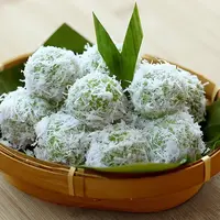 Klepon, jajanan tradisional khas Bugis-Makassar, tetap menjadi favorit masyarakat Gorontalo saat Ramadhan (Arfandi Ibrahim/Liputan6.com)