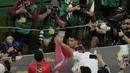 Penyerang Portugal, Cristiano Ronaldo berdiri di bangku cadangan sebelum pertandingan babak 16 besar Piala Dunia antara Portugal dan Swiss, di Stadion Lusail di Lusail, Qatar, Selasa (6/12/2022). Ronaldo mengawali laga dari bangku cadangan. Dia baru masuk menggantikan Joao Felix pada menit 73 ketika Portugal sudah unggul 5-1. (AP Photo/Frank Augstein)