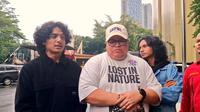 Vadel Badjideh dan kuasa hukumnya di Mapolres Jakarta Selatan, Senin (23/12/2024). (Dok. via M. Altaf Jauhar)