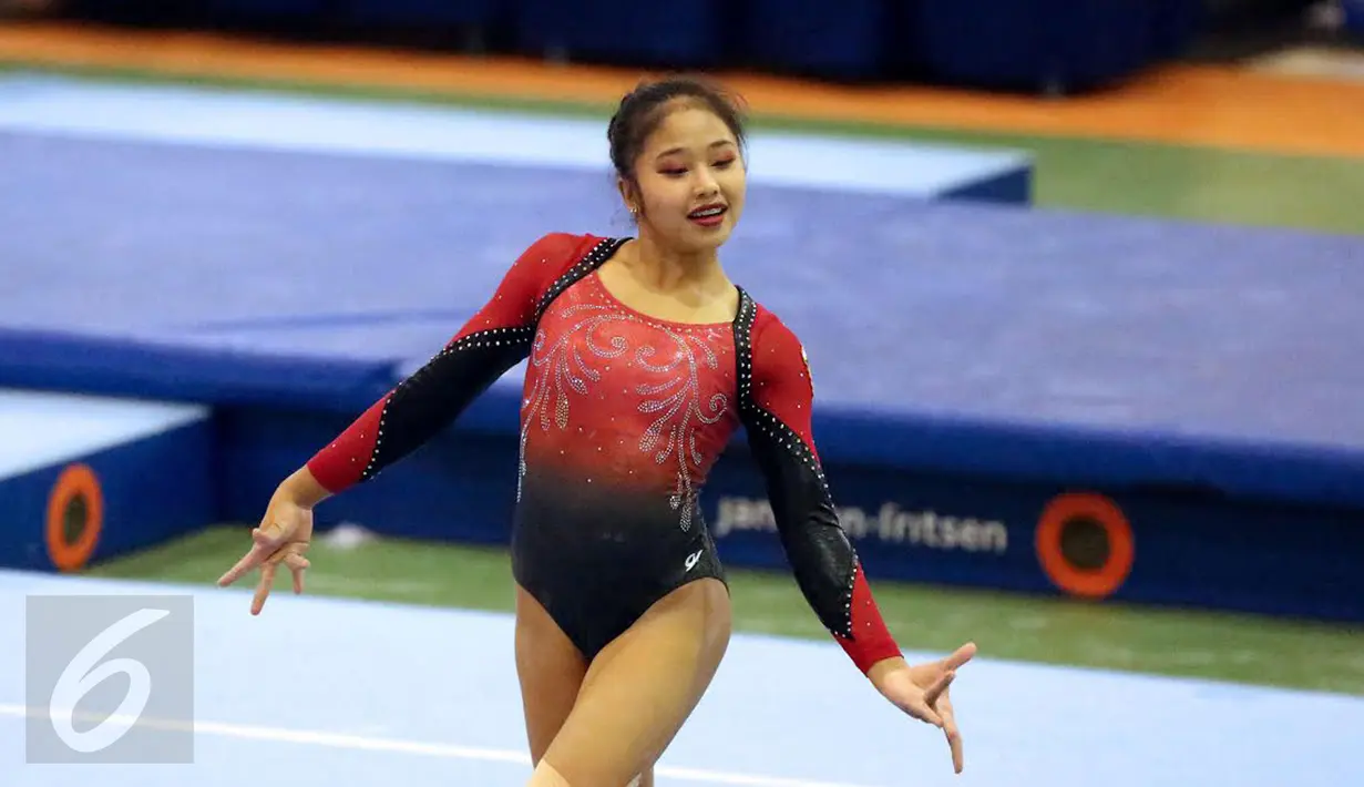 Pesenam putri DKI Jakarta, Rifda Irfanaluthfi saat beraksi di final senam lantai artistik PON XIX Jabar di GOR Arcamanik, Bandung, Kamis (22/9). Rifda Irfanaluthfi meraih emas dengan total nilai 13.866. (Liputan6.com/Helmi Fithriansyah)