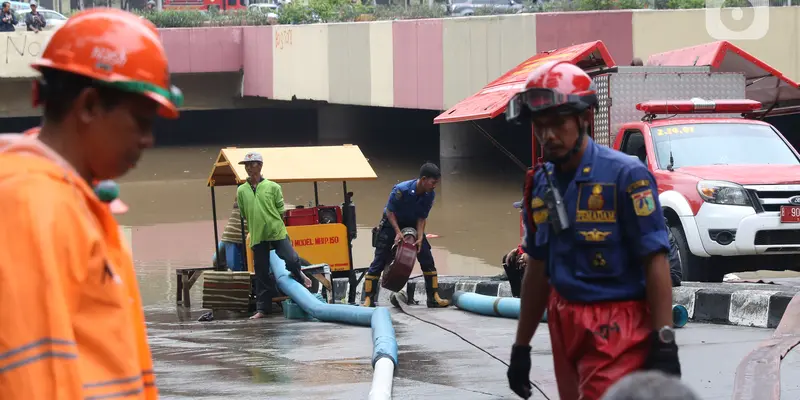 Gunakan Pompa, Petugas Gabungan Sedot Banjir di Underpass Kemayoran