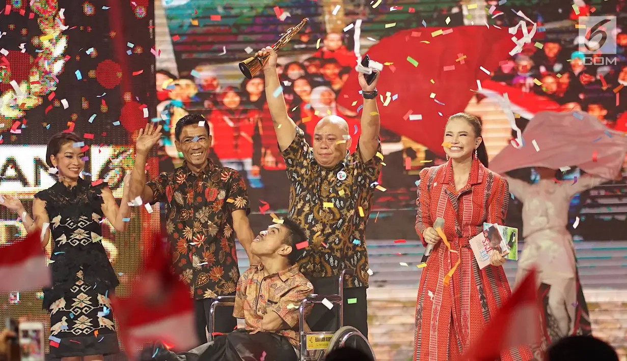 Penyanyi Rossa tampil dalam ajang Liputan6 Awards 2019 di Jakarta, Sabtu (25/5). Liputan6 Awards 2019 bertajuk “Untukmu Indonesia tersebut merupakan program bakti kepada Indonesia sebagai bentuk kontribusi untuk bangsa terkait perdamaian. (Liputan6.com/Immanuel Antonius)
