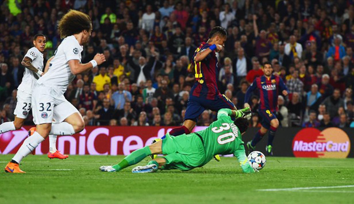 Neymar melewati kiper PSG, Andre ter Stegen, setelah menemukan celah di lini belakang lawan. Sumber: UEFA.