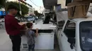Penjual roti Palestina Mohammed Abu Saud menyiapkan roti di Kota Nablus, Tepi Barat, (3/5/2020). Palestina pada Minggu (3/5) mengonfirmasi dua kasus baru, menambah total kasus infeksi COVID-19 di negara itu menjadi 522. (Xinhua/Ayman Nobani)