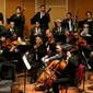 Sebuah konser klasik Love, God, and My Home dipersembahkan Jakarta Concert Orchestra (JCO) tampil di Usmar Ismail Hall, Jakarta, Miggu (6/10/2019). Orkestra dengan konduktor Avip Priatna dan didukung Galeri Indonesia Kaya membawakan repertoar lintas zaman dan lintas gaya. (Liputan6.com/Fery Pradolo)