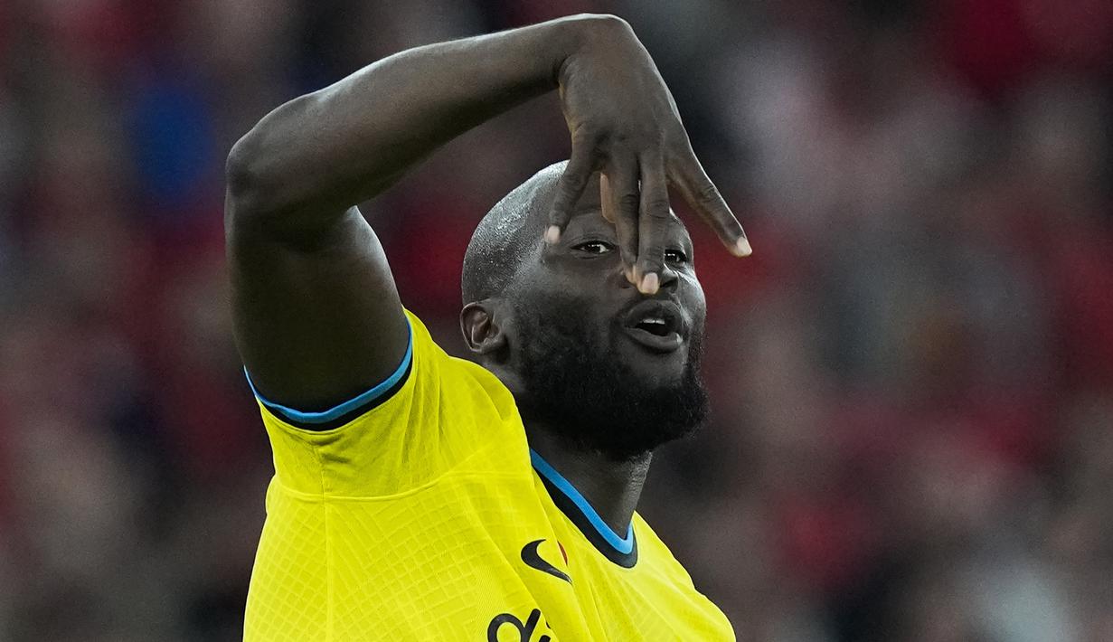 Selebrasi striker Inter Milan, Romelu Lukaku setelah mencetak gol kedua timnya ke gawang Benfica lewat eksekusi penalti pada laga leg pertama babak perempatfinal Liga Champions 2022/2023 di Luz Stadium, Benfica, Rabu (12/4/2023) dini hari WIB. (AP Photo/Armando Franca)