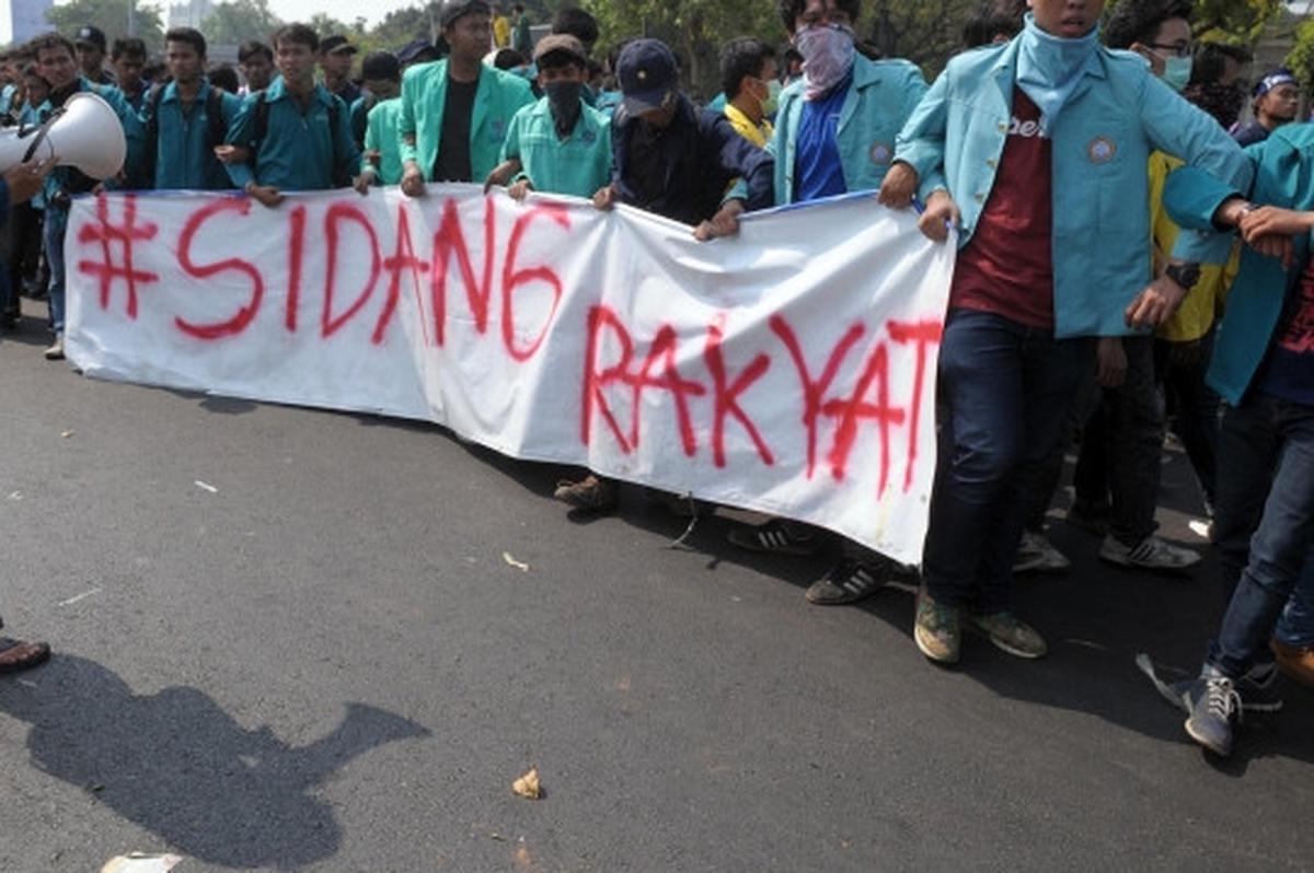 Ratusan mahasiswa gelar 'Sidang Rakyat' di depan Istana Merdeka