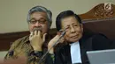 Gubernur Sulawesi Tenggara nonaktif Nur Alam (kiri) menyimak keterangan saksi dalam sidang lanjutan dugaan suap perizinan tambang nikel di Pengadilan Tipikor, Jakarta, Jumat (23/2). Sidang mendengar keterangan saksi ahli. (Liputan6.com/Helmi Fithriansyah)