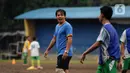 Penyerang Ricky Yakobi saat melatih di salah satu lapangan di Jakarta. Ricky Yacobi  mendadak terkapar di lapangan usai mencetak gol dan hendak berselebrasi. (Liputan6.com/Helmi Fithriansyah)