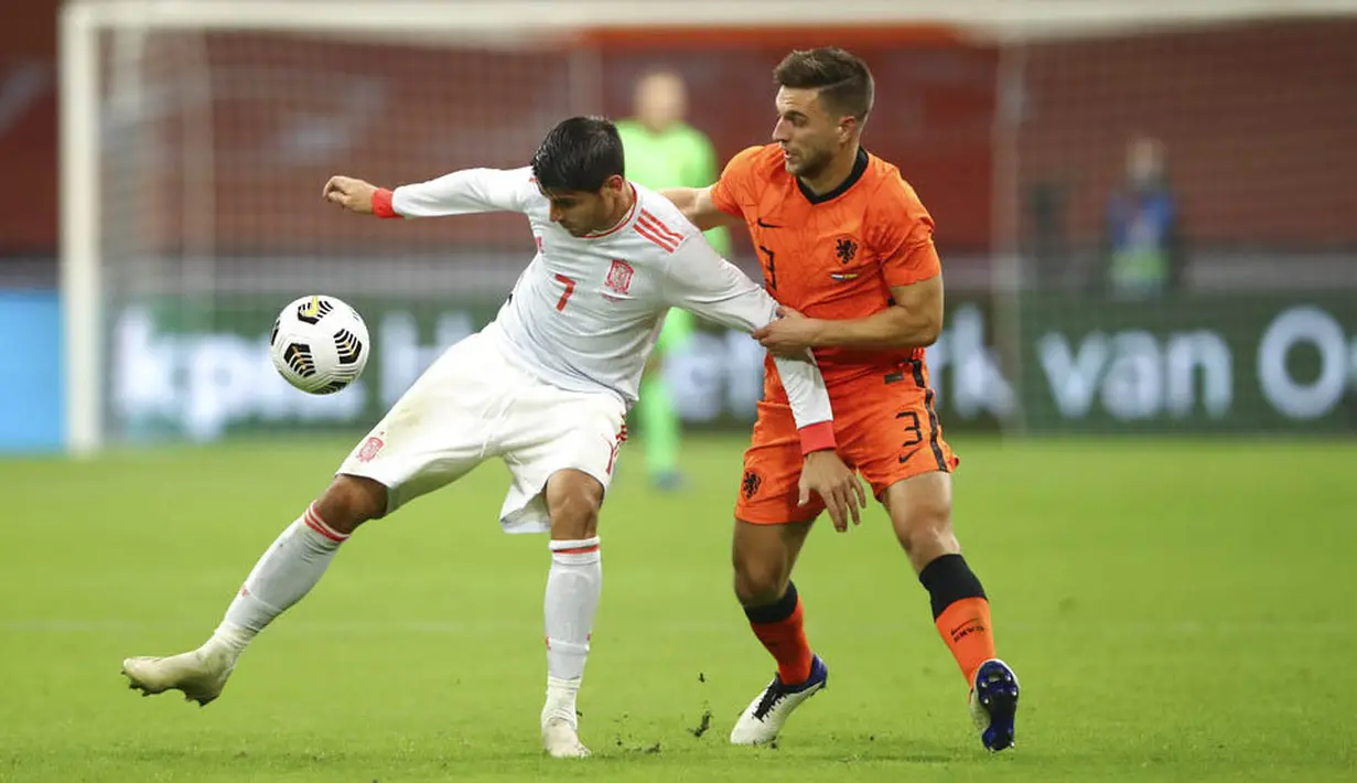 Pemain Belanda, Joel Veltman, berebut bola dengan pemain Spanyol, Alvaro Morata, pada laga uji coba di Johan Cruyff Arena, Rabu (11/11/2020). Kedua tim bermain imbang 1-1. (Dean Mouhtaropoulos via AP Photo, Pool)