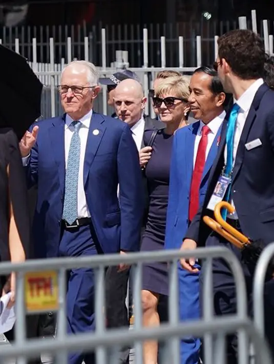 Presiden Jokowi berjalan bersama PM Australia Malcolm Turnbull menuju dermaga Darling Harbour untuk santap siang di Admiralty House Sydney usai menghadiri sesi pleno ASEAN-Australia Special Summit 2018, Minggu (18/3). (Liputan6.com/Pool/Biro Pers Setpres)