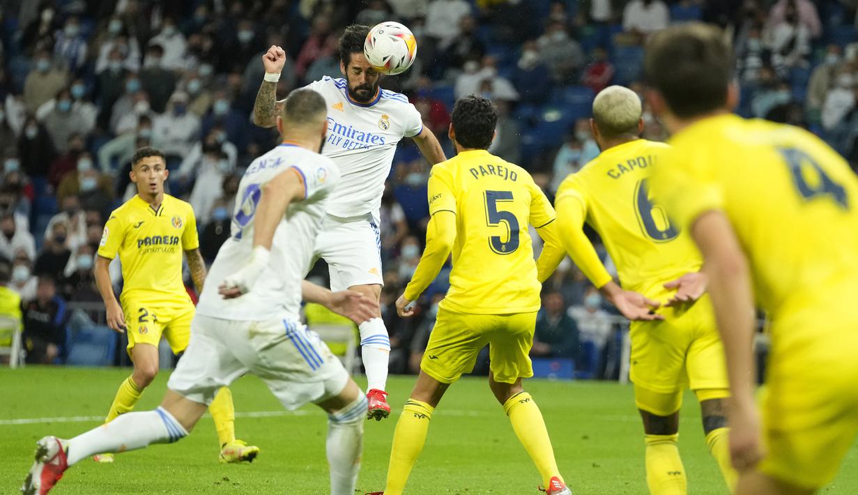 Di akhir babak kedua di menit ke-82, Real Madrid kembali memiliki peluang. Sundulan Isco (tengah) usai memanfaatkan umpan silang Eden Hazard masih ammpu ditepis kiper Geronimo Rulli. Bola muntah gagal dimanfaatkan Casemiro. Skor 0-0 bertahan hingga akhir laga. (AP/Manu Fernandez)
