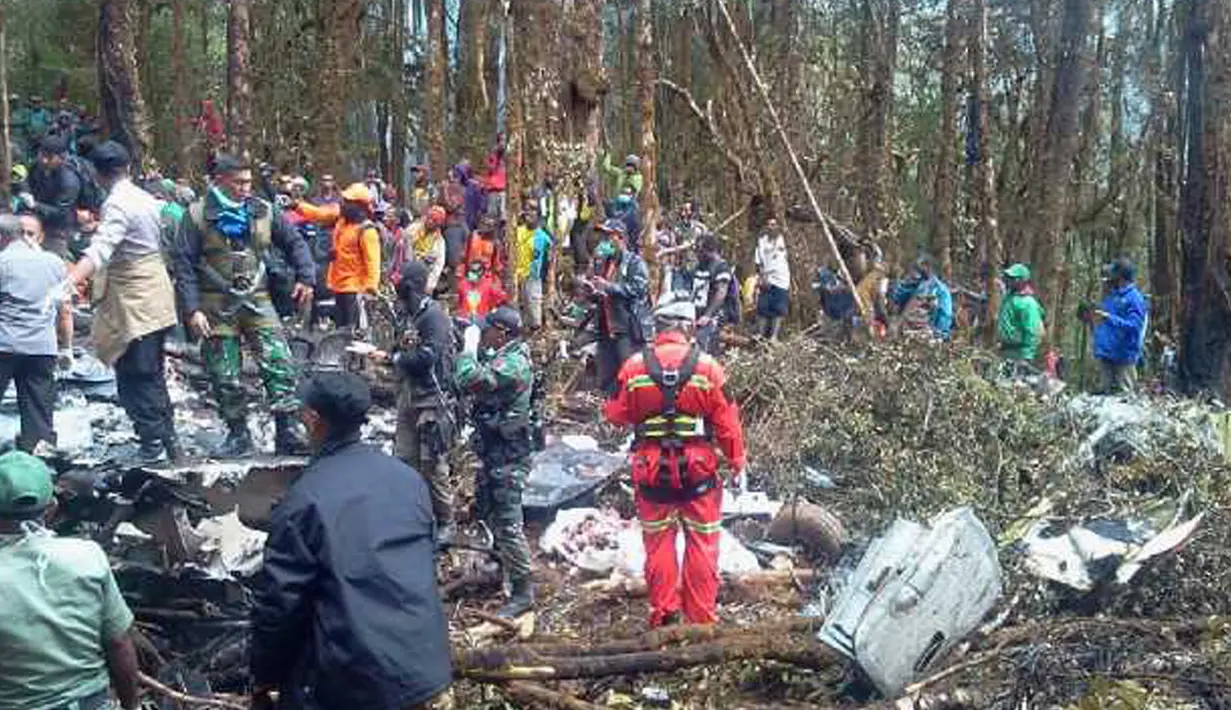 Tim Basarnas dibantu warga mengevakuasi jenazah korban pesawat Trigana Air di Oksob, Pegunungan Bintang, Papua, Selasa (18/8/2015). Pesawat yang membawa 54 penumpang tersebut ditemukan dalam keadaan hancur dan terbakar. (Istimewa)