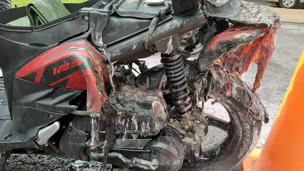 Sepeda motor yang kebakar dan meledak di Kemlu. (Liputan6.com/Yopi Makdori)