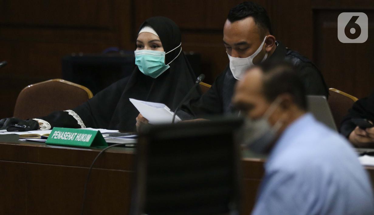 Terdakwa dugaan suap dan tindak pidana pencucian uang terkait kepengurusan fatwa untuk Djoko Tjandra di Mahkamah Agung, Pinangki Sirna Malasari (kiri) saat sidang lanjutan di Pengadilan Tipikor Jakarta, Senin (2/11/2020). Sidang mendengar keterangan saksi-saksi. (Liputan6.com/Helmi Fithriansyah)