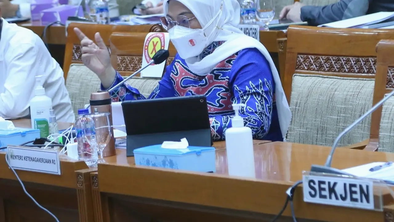 Rapat kerja DPR dengan Menaker Ida Fauziyah dan jajarannya di Komplek Parlemen Senayan, Jakarta