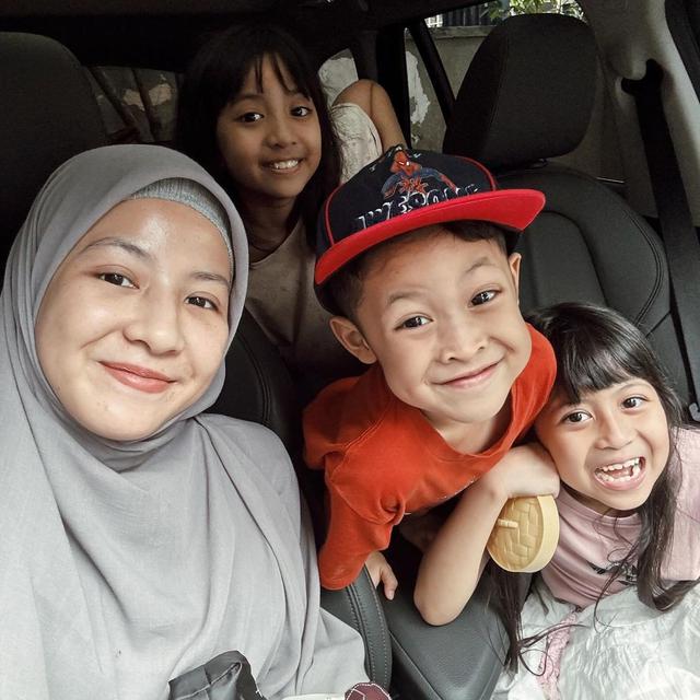 Momen Ulang Tahun Megumi Anak Desta dan Natasha Rizky, Orang Tua Tetap Kompak Meski Telah Berpisah