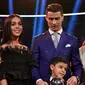 Seakan tidak ingin diketahui publik, kabarnya saat itu Ronaldo menyembunyikan paras tampannya dengan mengenakan mantel besar untuk menutupi tubuhnya. Selain itu, ia juga mengenakan topi, kacamata dan wig. (AFP/Bintang.com)