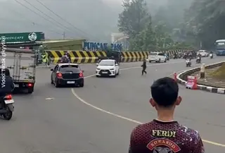 Detik-Detik Mobil Dikepung Pemotor di Puncak Cianjur