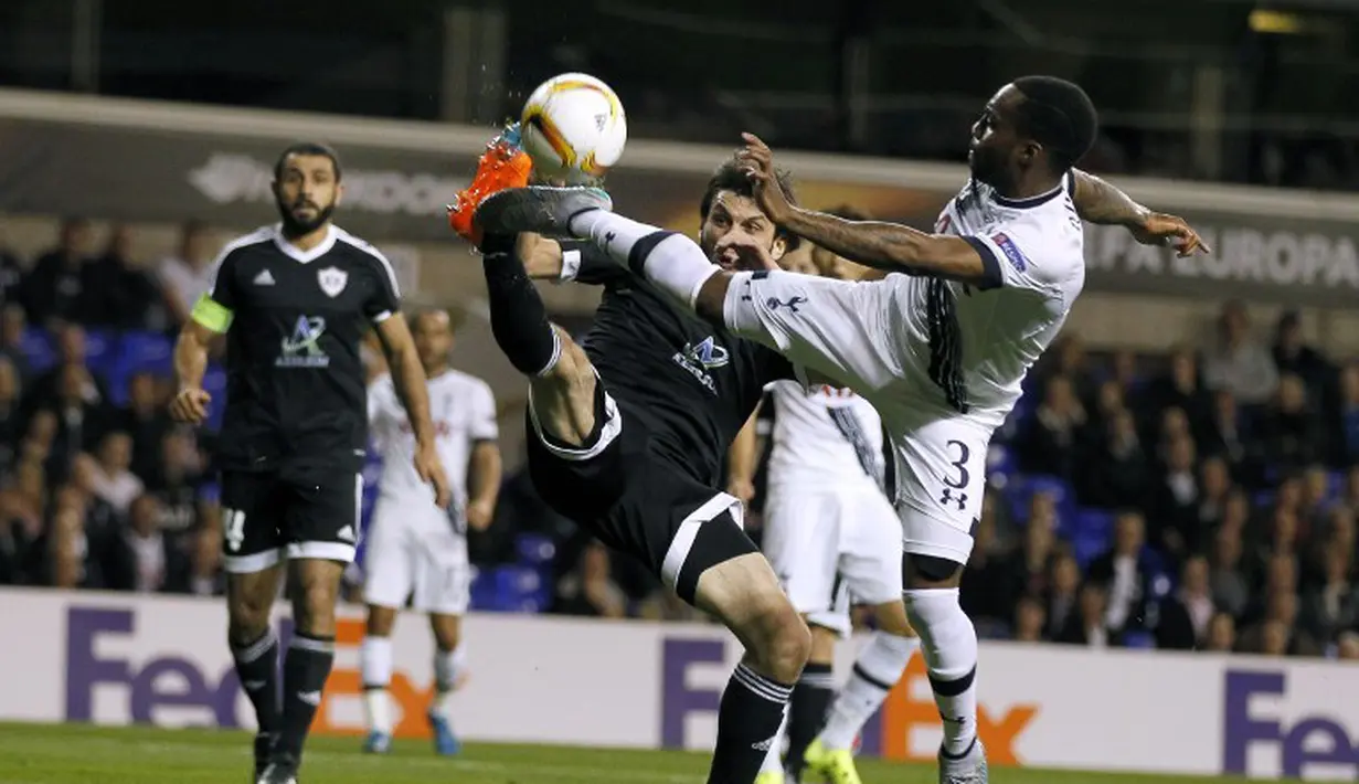 Pemain Tottenham Hotspur, Danny Rose (kanan), berebut bola dengan pemain Qarabag, Azeri Badavi Huseynov di laga Grup J Liga Europa, Jumat (18/9/2015) dini hari WIB. (AFP Photo/Ian Kington)