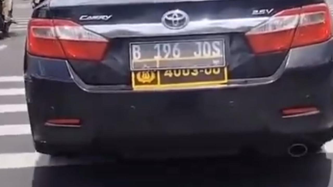 Viral Nopol Mobil 'Melorot' Ketahuan Pelat Ganda, Ternyata Nomor Dinas Rahasia Milik Mabes Polri