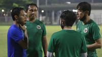 Pemain Timnas Indonesia, Evan Dimas berbincang dengan pelatih Shin Tae-yong, saat sesi latihan jelang Piala AFF di Lapangan B Senayan, Jakarta, Selasa (9/11/2021). (Bola.com/M Iqbal Ichsan)