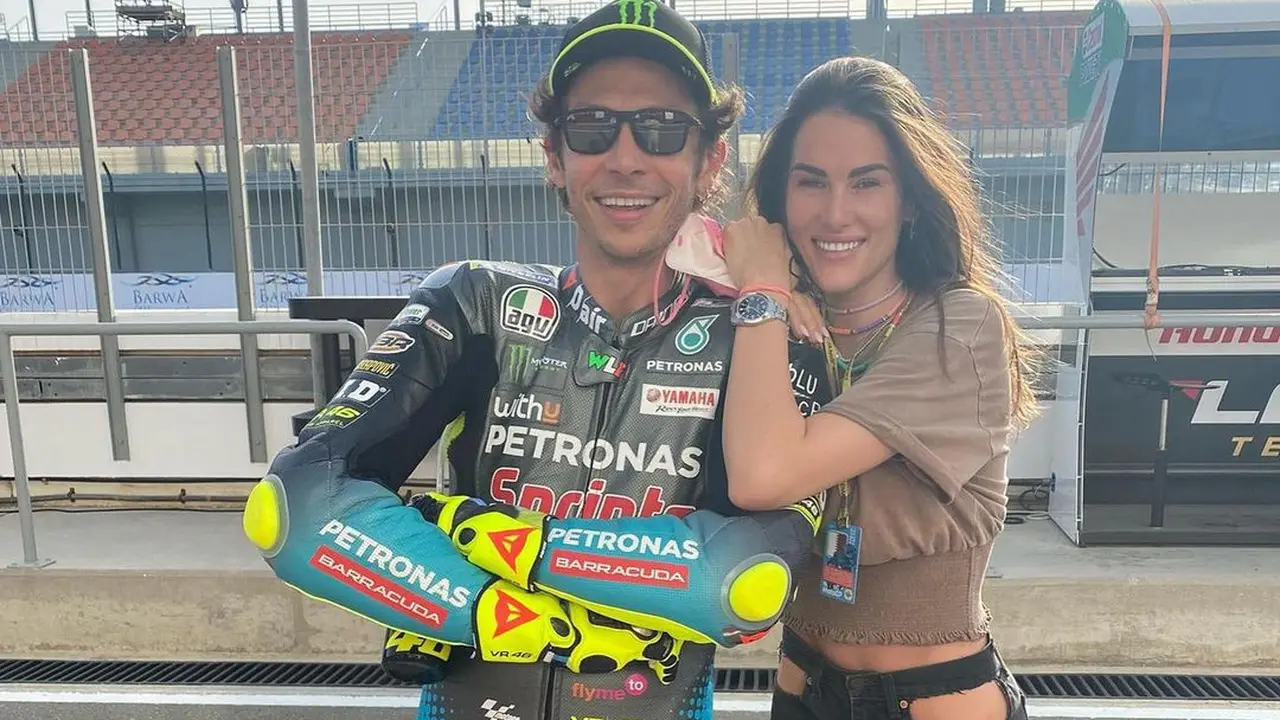 7 Potret Mesra Valentino Rossi dengan Francesca Sofia, Umumkan Kehamilan