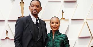 Will Smith dan Jada Pinkett terlihat begitu memukau saat menghadiri Oscar 2022. Will mengenakan tuxedo dari Dolce & Gabbana, sementara Jada tampil dramatis dengan gaun emerald dair Jean Paul Gaultier. (Instagram/estylomag).