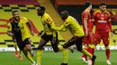 Pemain Watford merayakan gol yang dicetak Danny Welbeck ke gawang Norwich City pada laga lanjutan ke-34 di Stadion Vicarage Road, Rabu (8/7/2020) dini hari WIB. Watford menang 2-1 atas Norwich City. (AFP/Matt Dunham/various sources)