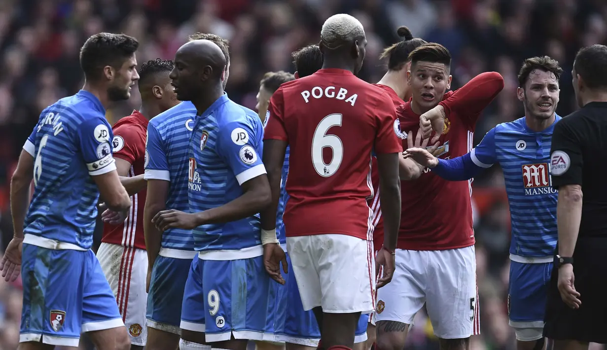 Marcos Rojo (3kanan) dan pemain Bournemouth, Adam Smith (2kanan) berbicara kepada wasit terkait insiden yang melibatkan Ibrahimovic dan Yyrone Mings pada laga Premier League pekan ke-27 di Old Trafford, Manchester, (4/3/2017). (AFP/Oli Scarff)