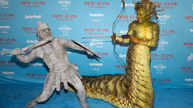 Ratu Kostum Halloween, Heidi Klum Berubah Jadi Medusa Berekor Ular