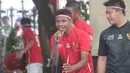 Aksi Rifadh Marasabessy membawakan sebuah lagu usai mengikuti lomba menyambut HUT RI ke-72 di Yogyakarta, (17/8/2017). Yogyakarta menjadi pilihan Timnas U-19 untuk melakukan TC. (Bola.com/Ronald Seger)