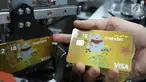 Petugas sedang mencetak kartu kredit edisi Asian Games 2018 di Unit Pembuatan Kartu Bank Mandiri, Jakarta, Kamis (1/3). Sebagai Official Prestige Partner, Bank Mandiri menerbitkan kartu kredit edisi Asian Games 2018. (Liputan6com/Angga Yuniar)
