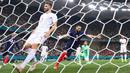Karim Benzema menempati peringkat ketiga dengan torehan empat gol dari empat pertandingannya bersama Prancis. Ia mencetak gol dengan tiga anggota tubuh yang berbeda yaitu dua dari kaki kanan, satu dari kaki kiri, dan satunya lewat kepalanya. (Foto: AFP/Pool/Franck Fife)