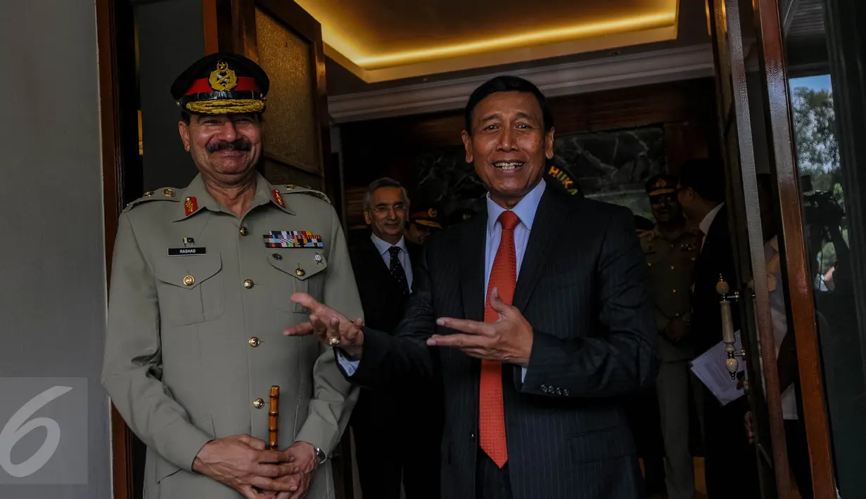 Jenderal Rashad Mahmood dari Pakistan (kiri) bersama Menkopolhukam Wiranto (kanan) berbincang usai pertemuan tertutup di Kemenkopolhukam, Jakarta, Selasa (20/9). (Liputan6.com/Faizal Fanani)