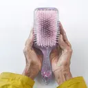 Ahli Kecantikan Ungkap Bahaya Tren Viral yang Mengklaim Bisa Kurangi Rambut Rontok
