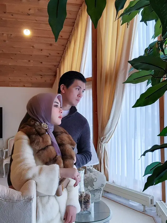 Tampil Glamor, Ini 7 Potret Syahrini dan Reino Barack Liburan di Winter Wonderland