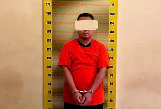 Bukannya memberikan teladan, seorang guru justru diringkus polisi karena kedapatan mengedarkan narkotika dalam skala besar. (Liputan6.com/Reza Efendi)