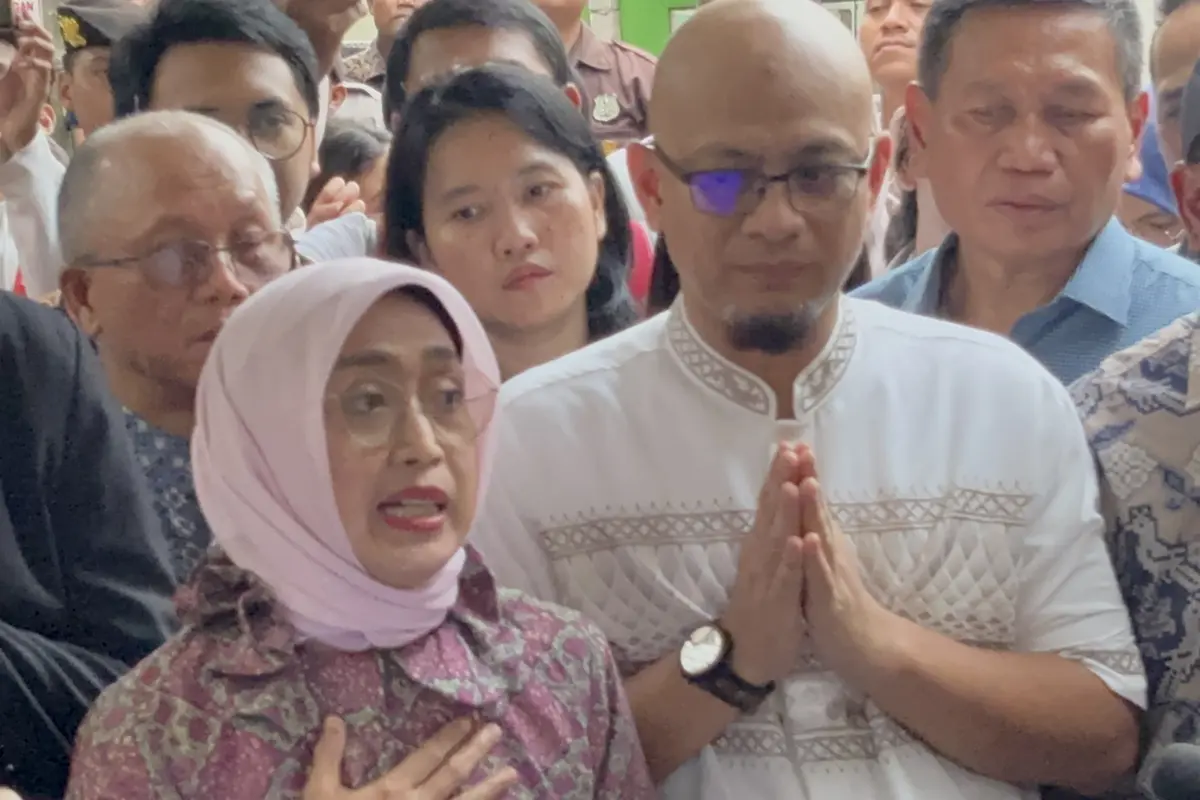 Mantan Direktur Utama PT ASDP Indonesia Ferry Ira Puspadewi usai bebas dari Rutan Kelas I Cabang KPK.