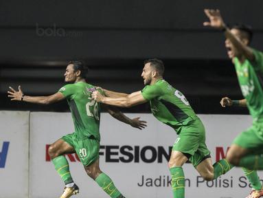 Para pemain Bhayangkara FC merayakan gol yang dicetak Ilham Udin Armaiyn ke gawang Persipura pada laga Liga 1 Indonesia di Stadion Patriot, Bekasi, Sabtu (9/9/2017). Bhayangkara FC menang 2-1 atas Persipura. (Bola.com/Vitalis Yogi Trisna)