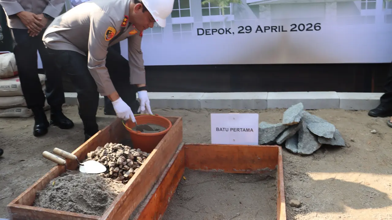 Kapolda Metro Jaya Irjen Pol Asep Edi Suheri melakukan peletakan batu pertama pembangunan Polres Metro Depok.