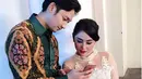 Penyanyi dan pemeran Dewi Perssik telah resmi nikah dengan Angga Wijaya. Pernikahan pasangan ini berlangsung di kediaman orang tua Dewi Perssik di kecamatan Sumbersari, Jawa Timur. (Instagram/anggawijaya88)