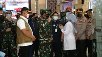 Panglima TNI Marsekal Hadi Tjahjanto meninjau vaksinasi Covid-19 di Cilacap, Jawa Tengah. (Foto: Liputan6.com/Polres Cilacap)