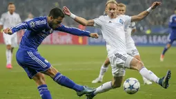 Pemain Dynamo Kiev, Domagoj Vida (kanan), berebut bola dengan pemain Chelsea, Eden Hazard, dalam lanjutan Grup G Liga Champions di Stadion Olympic, Kiev, Ukraina, Rabu (21/10/2015) dini hari WIB. (EPA/Sergey Dolzhenko)