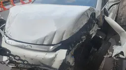 Mobil Listrik Tabrak Trotoar hingga Rusak Fasilitas Umum di Jaksel