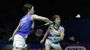 Pasangan Jepang, Ayako Sakuramoto/Yukiko Takahata, saat melawan wakil Indonesia, Greysia Polii/Apriyani Rahayu, pada Indonesia Open 2019 di Istora, Jakarta, Selasa (16/7). Pasangan Indonesia menang 21-15, 21-16. (Bola.com/M Iqbal Ichsan)