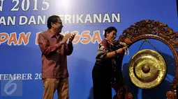 Menteri Susi Pudjiastuti didampingi Menko Maritim dan Sumber Daya Rizal Ramli memukul gong sebagai tanda dibukanya Rapat Koordinasi Nasional Tahun 2015 Kementerian Kelautan dan Perikanan (KKP) di Jakarta, Kamis (10/9). (Liputan6.com/Johan Tallo)